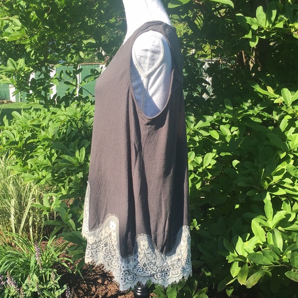 $ FIRM 🌷Ash Sleeveless Tunic with Lace Hem - Picture 3 of 4